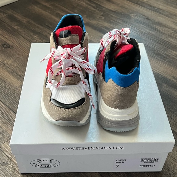 Steve Madden sneaker size 7. - Picture 2 of 2